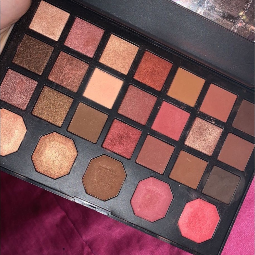 Eyeshadow palette